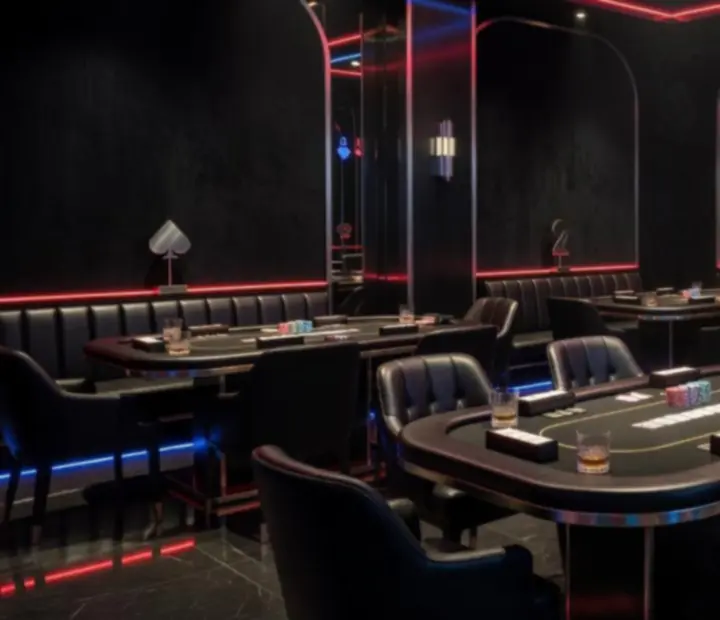 Ambiance nocturne raffinée autour d'une table de poker lors d'une soirée